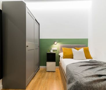 Travessera de Gràcia, Barcelona, Catalonia 08006 - Photo 5