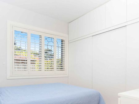 Renovated One Bedroom Apartment in Kingsford - Photo 2