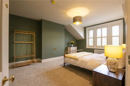 A luxurious six bedroom, three bathroom furnished Victorian townhouse situated opposite the Valley Gardens on Harlow Moor Drive. - Photo 5