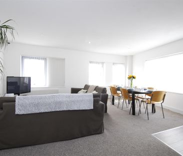 Ocean House, 6 beds, Plymouth - Photo 3