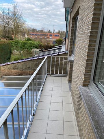 Prachtig volledig gerenoveerd duplex appartement met terras, ideaal gelegen op 50m van de Duitse school en op 500m van tramhalte (Tram 39). - Photo 4