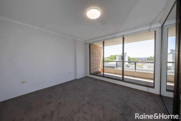 Spacious Two-Bedroom Unit in Prime Sydney Location with Harbour Views - Photo 1