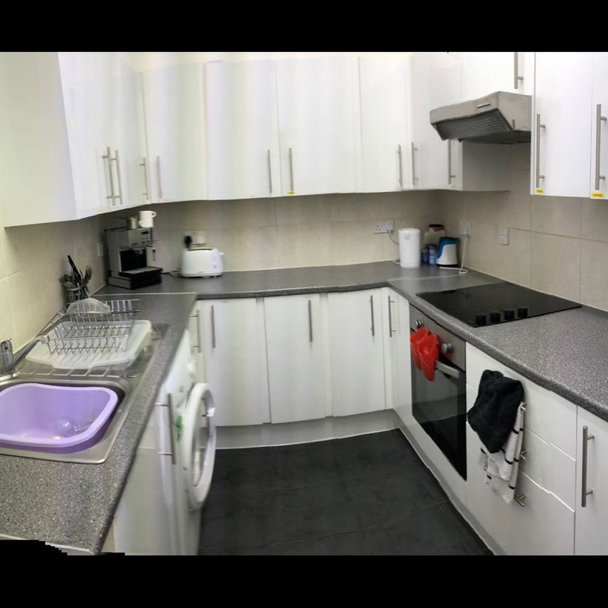 Room in a Shared House, Kingswood Road, IG3 - Photo 1