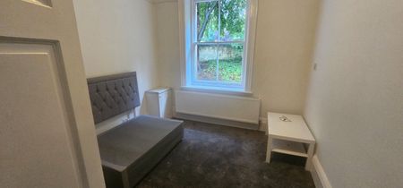3 Bed - Flat 7, Gledhow Hall, Roundhay, Leeds - LS8 1PG - Student/Professional - Photo 3
