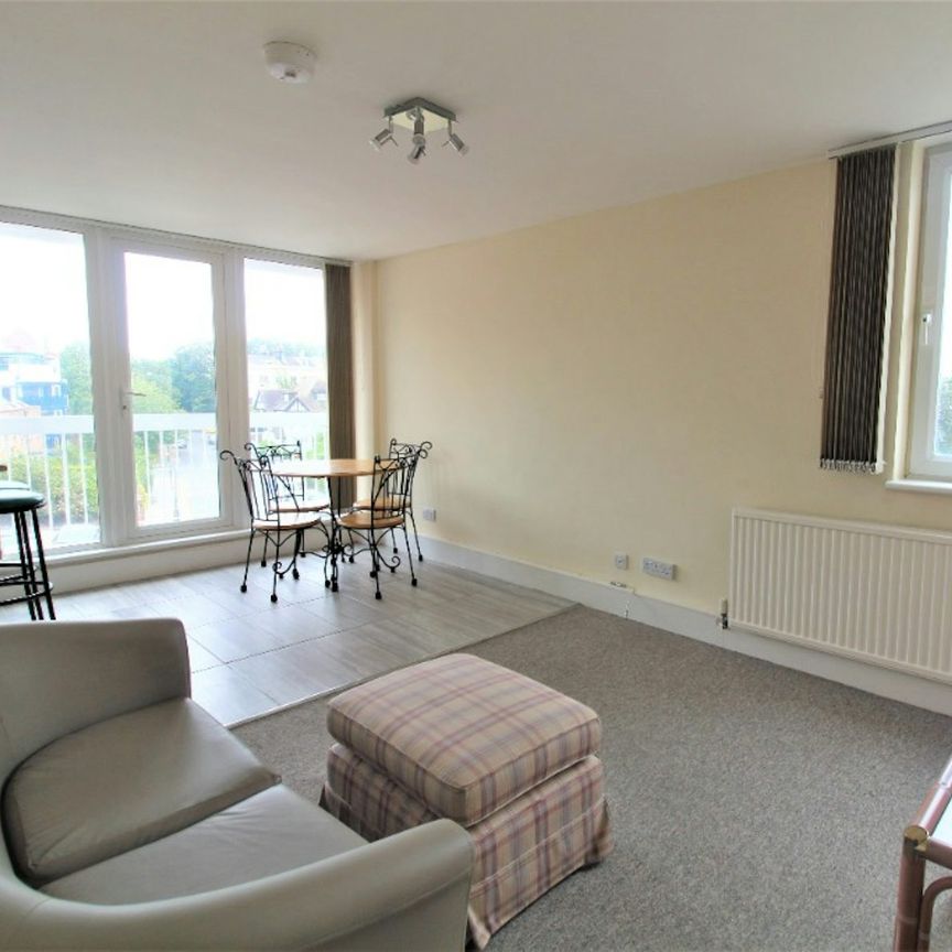 Flat to rent on - Photo 1