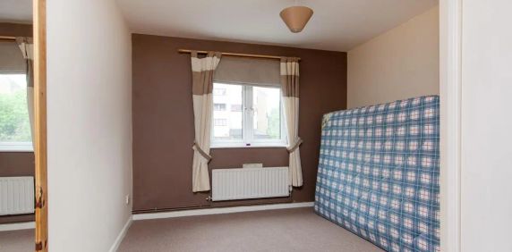 2 bedroom flat in London - Photo 2