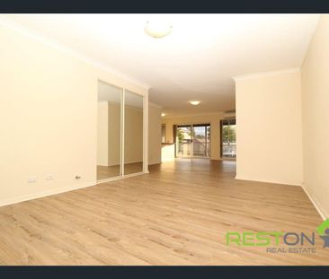 Large and Modern Three Bedroom Apartment! - Photo 4