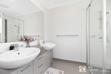 Family Home in Cascades - Convenient Location Opposite Scenic Wetlands - Photo 5