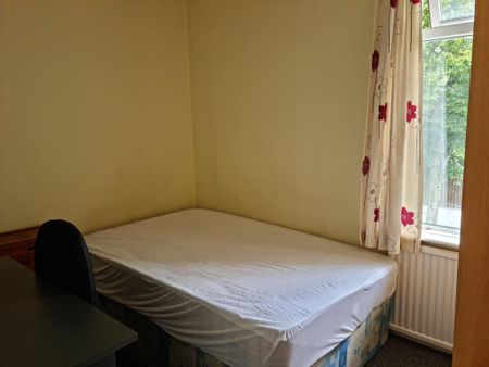 6 bedroom detached house to rent - Photo 5