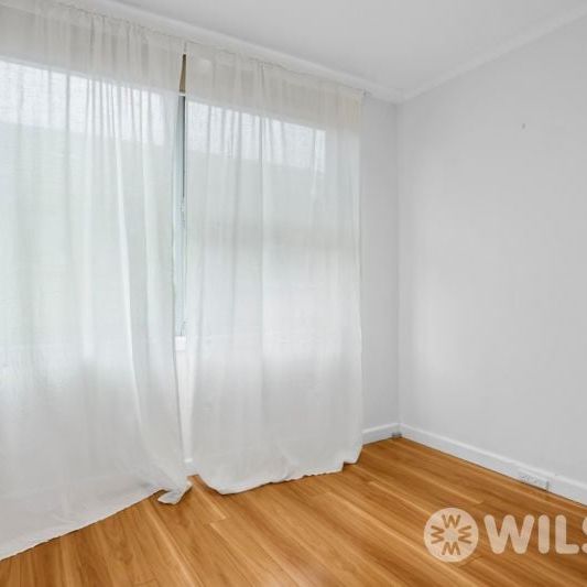 SPACIOUS 2-BEDROOM UNIT IN PRIME ST KILDA EAST LOCATION! - Photo 1