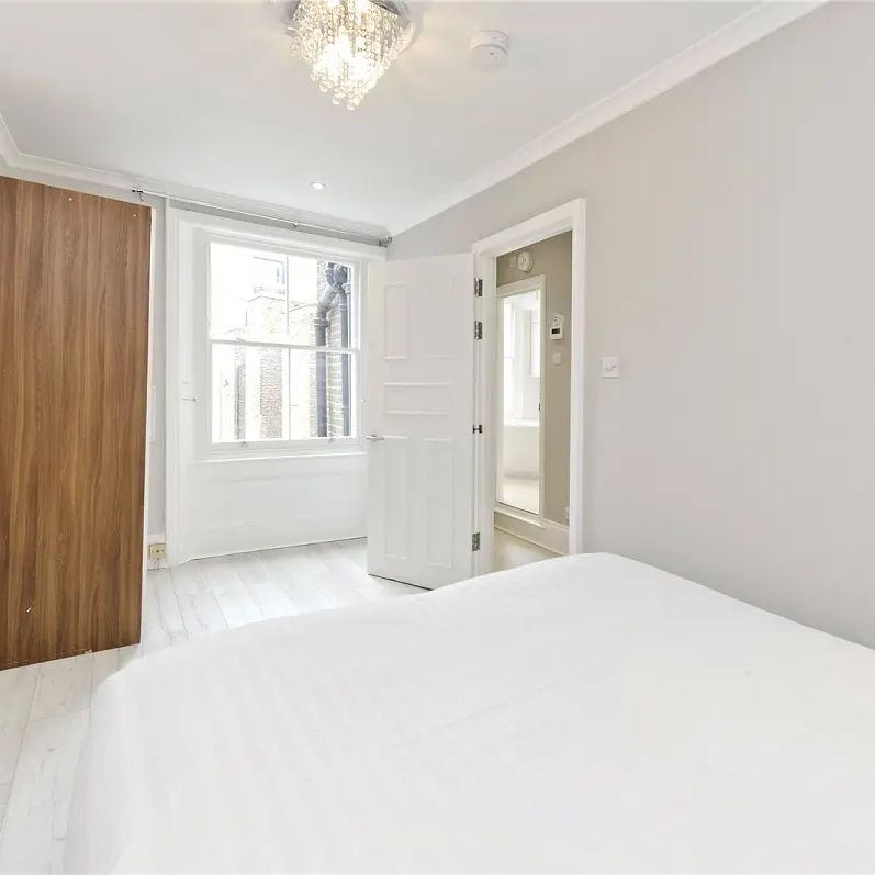 2 bedroom flat in London - Photo 2