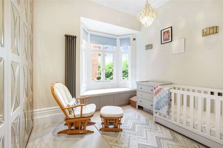 A stunning three-bedroom apartment, situated on the raised ground floor of an impressive red-brick building in South Kensington, benefitting from wooden floors and a private entrance. - Photo 5