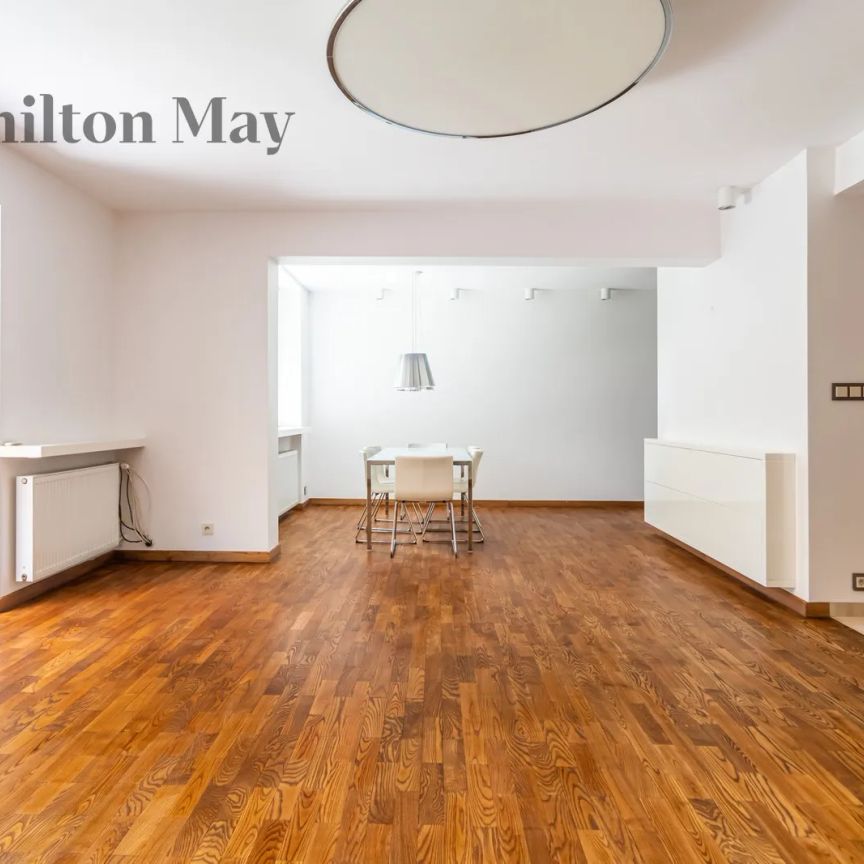 Elegancko wykończony dom położony na zacisznym osiedlu na Mokotowie - Photo 1