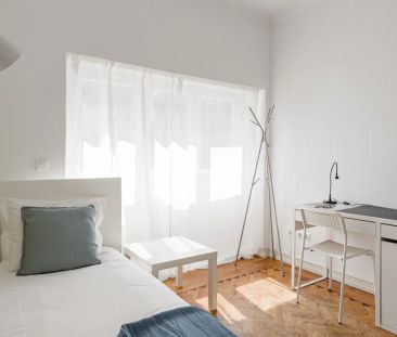 Room in a shared 8-bedroom apartment for rent in Lisbon, no pets, no smoking - Photo 5