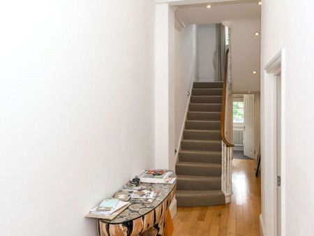 An impressive family home set over five floors and refurbished to a high standard - Photo 4