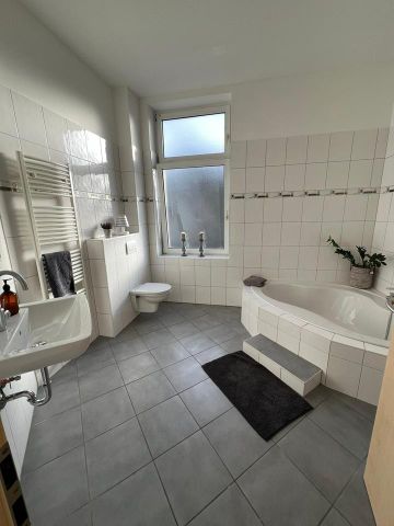 Zentrale, helle 4-Zi-Whg mit Balkon - Erstbezug nach Sanierung! - Photo 3