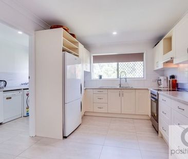 Spacious family home with ideal home office or 4th bedroom. - Photo 3