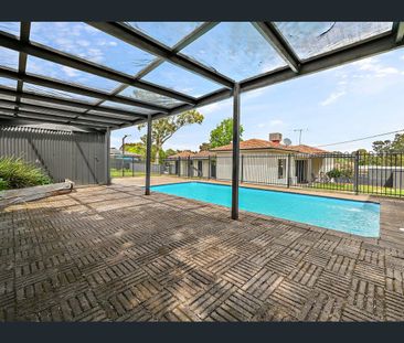 Spacious, 2 Living, 4 Bedroom Family Home with Pool - Photo 1