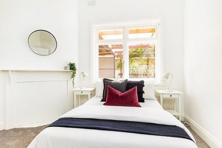 Large 4-bedroom Double Brick Bungalow - Photo 2