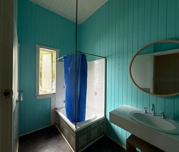 Family home with large backyard and shed - Photo 3