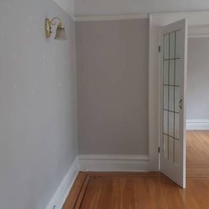 2 bedroom large apartment in character building - Photo 2