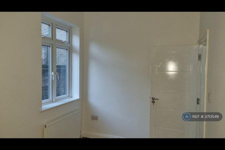 3 bedroom flat to rent - Photo 4