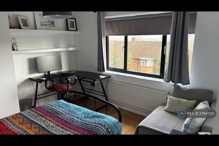 1 bedroom in a house share to rent - Photo 2