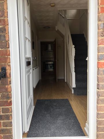 4 bedroom semi-detached house to rent - Photo 2