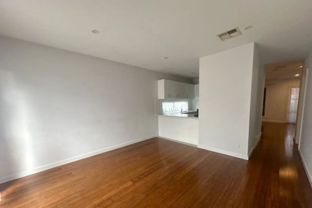 Stunning Three Bedroom Townhouse - Photo 1