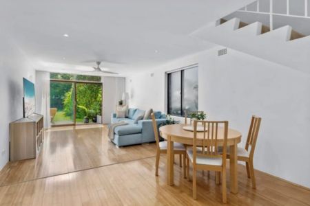 Sunny Coastal Retreat - Photo 3