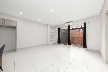 SPACIOUS 2 BEDROOM DWELLING WITH AIRCON & PRIVATE SUNNY YARD - Photo 3