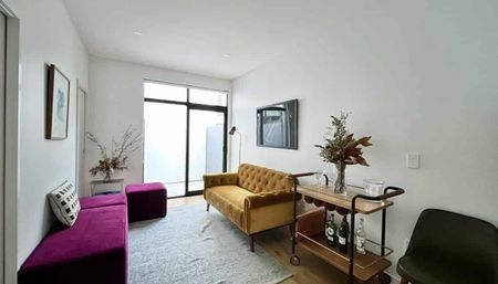 Chic 2BR Townhouse in Te Aro - Photo 2