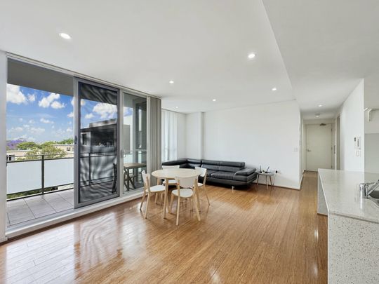 Spacious & Modern 2 Bedroom Apartment - Photo 1
