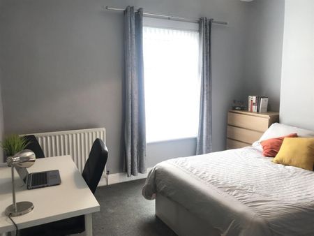 3 bedroom Flat To Let - Photo 4