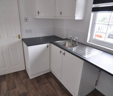 2 bed Flat - To Let - Photo 4