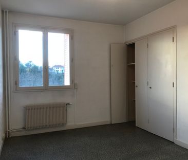 Location Appartement 3 pièces 62m² RIORGES 42153 - Photo 2