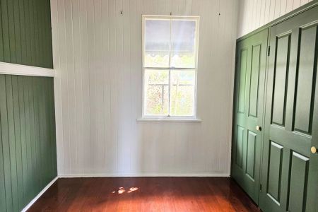 Spacious Dual-Level Family Home with 6 Bedrooms – Newly Renovated Downstairs - Photo 3