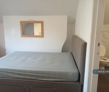 1 bedroom in a house share to rent - Photo 2