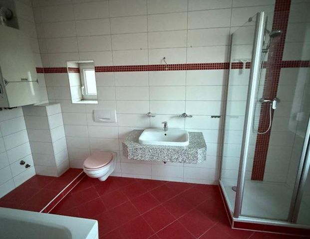 Gemütliche 3,5-Zimmer mit Laminat, SP, Wanne und Dusche in guter Lage! - Photo 1