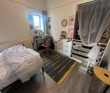 Flat, Robin Hood Lane, Sutton, SM1 - Photo 1