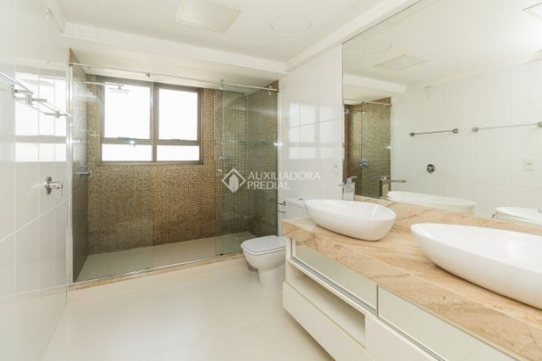 Apartamento com 3 quartos e 181m² para alugar em Bela Vista, Porto Alegre. - Foto 1
