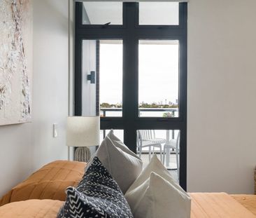 Ultra-stylish apartment in sought-after complex - 6 month lease only - Photo 4