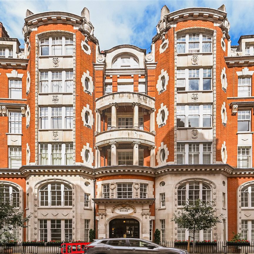 A beautifully refurbished three-bedroom apartment in the heart of Knightsbridge - Photo 1