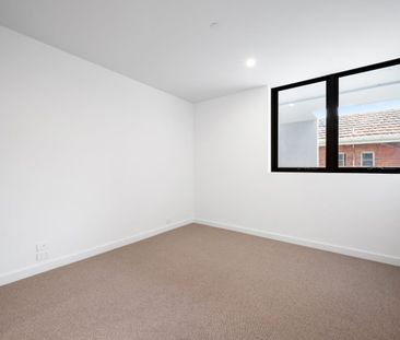 Stunning contemporary 2 bedroom apartment in the McKinnon school zone - Photo 3