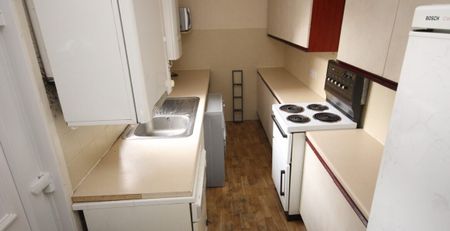 Room 3, Lucas Street, Woodhouse, Leeds, LS6 2JD - Photo 3