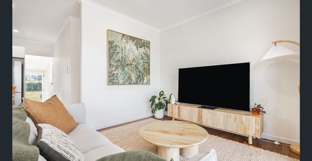 Charming furnished home with 3 or 6-month lease - Photo 1