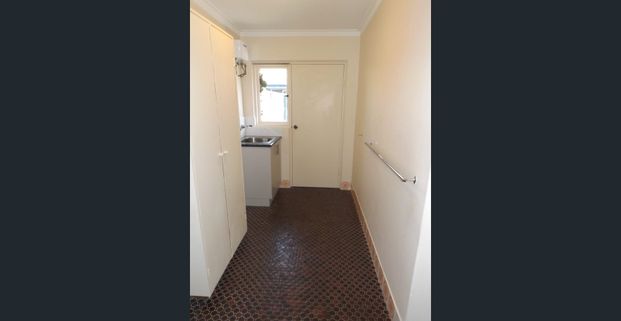 Perfect location! - Photo 1