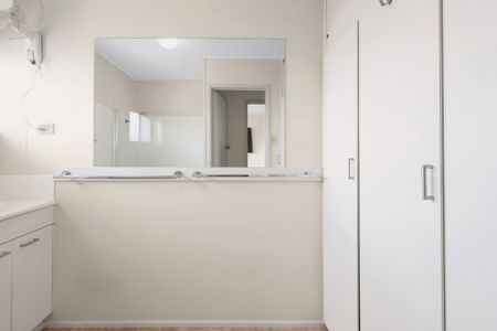 3 BEDROOM HOME, CLOSE TO EVERYTHING! - Photo 3