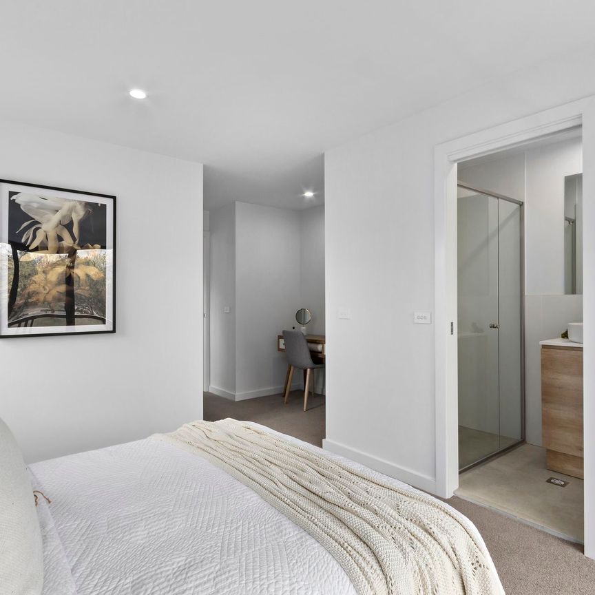 1-2/110 Livingston Avenue, Kambah - Photo 1