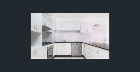 SPACIOUS APARTMENT IN AN UNBEATABLE LOCATION! - Photo 4